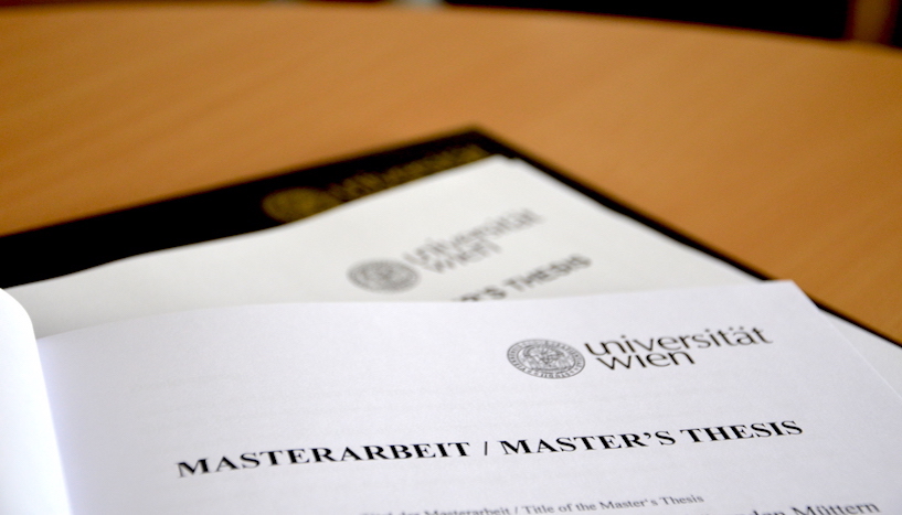 aufgeschlagene Masterarbeit mit der Überschrift "Masterarbeit / Masterthesis"